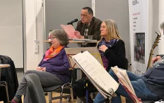 Peter Konrad trägt eine Geschichte zur Weihnachtszeit vor. 