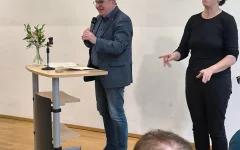 Stadtdirektor Peter Renzel hält eine Rede über Zusammenhalt. Neben ihm übersetzt die Gebärdensprachdolmetscherin.&nbsp;