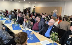 Im voll besetzten Saal tritt das Maskentheater anders eben auf. Sie bewegen sich durch das Publikum und beziehen alle mit ein.&nbsp;