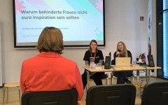 Katrin Aimee beginnt ihren Vortrag zum Thema:&nbsp;