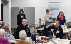 Die Vorsitzende Angela Ströter leitet die diesjährige Adventsfeier ein.