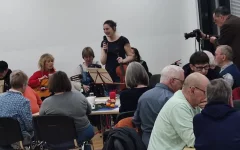 Annkathrin Klestil kündigt die Hausband an.