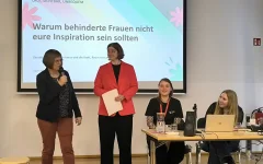 Begrüßung von Angela Ströter (AGSBM) und Rebekka Groß&nbsp;(KEFB). Rechts neben den beiden sitzen Miriam Mesenbrock (youngcaritas)&nbsp;und Katrin Aimee (Autorin und Aktivistin).&nbsp;