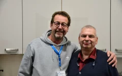 Die Hausmeister des Haus' der Begegnung lächeln in die Kamera.