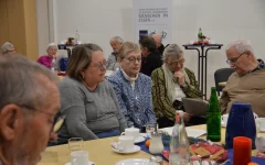 Besucher*innen der Feier singen gemeinsam mit dem Musikkreis Weihnachtslieder. 