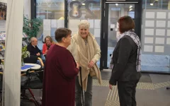 Vorstandsvorsitzende Angela Ströter begrüßt im Foyer die ankommenden Gäste.&nbsp;