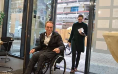 Vorsitzender des Inklusionsbeirats Ralf Bockstedte kommt im Foyer des Haus' der Begegnung an. Im Hintergrund Annkathrin&nbsp;Klestil von der&nbsp;AGSBM