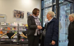 Frau Ströter begrüßt Susanne Asche, Vorsitzende des&nbsp;Seniorenrats, im Foyer des HdB.