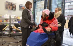 Angela Ströter begrüßt Johanna Ruhrbruch vom Inklusionsbeirat