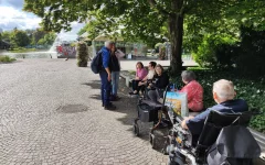 Die ersten warten am Haupteingang