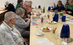 Ganz hinten links sitzt Elke, sie hat das Basteln organisiert!