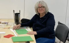 Elke bereitet Bastelmaterialien vor. 