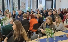 Im Saal sitzen mehr als 100 Personen an den Tischen.&nbsp;