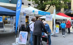 Menschen im Gespräch am Infostand.&nbsp;