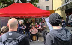 Die vierköpfige Band der Menschenstadt Essen spielt vor Publikum und sorgt für beste Stimmung. Im Vordergrund sind Zuschauer*innen von hinten zu sehen.&nbsp;
