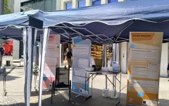 Parcours für neue Perspektiven der Menschenstadt Essen. Zu sehen sind drei große Aufsteller mit Infos und Gegenständen zum Ausprobieren.&nbsp;