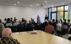 Angela Ströter und André Beermann&nbsp;(WIESE) begrüßen die Anwesenden. Neben ihnen sitzt bereits das Streichquartett