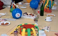 Der für Karneval dekorierte Tisch, erkennbar Teile der selbstgebastelten Maskerade.