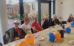 Hier ist der andere Teil des großen Tisches zu sehen.