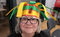 Elke mit ihrer selbstgebastelten Krone. Sie hatte auch die Aufsicht der Bastelaktion und gab Anregungen zum Basteln.