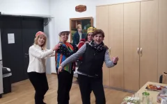 Einige Mitglieder des Dienstagstreff beginnen mit der Polonäse