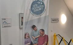 Das Caritaszeichen steht am Eingang des Saals