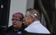  Ingrid Graumann und Waldemar Tzieply (beide vom DSB) im Gespräch. Deutlich sichtbar ist das Chochlaer Implantat von Waldemar Tzieply. 