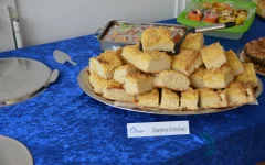  Große Kuchenplatte mit Streusselkuchen. Davor ein Schild mit der Aufschrift 