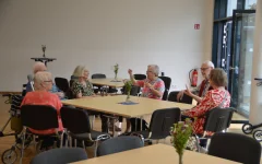  Blick in den Georg-Gottlob-Saal, wo eine große Gruppe an einem Tisch sitzt 