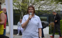  Angela Ströter bei der Begrüßung mit einem Mikro in der Hand 