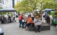  Blick auf die Terasse mit vielen Besuchenden 