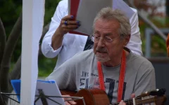  Musiker des Musikkreises mit Gitarre 