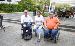  v.l.n. rechts in sitzender Position: Ralf Bockstedte (Vorsitzender des Inklusionsbeirats) im Rollstuhl, Angela Ströter und Benjamin Daniel Thomas (BV II) im Rollstuhl 