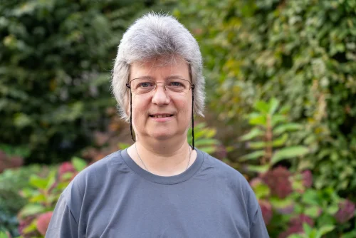 Christiane Terveen lächelt in die Kamera. Sie trägt eine Brille und&nbsp;ein graues Shirt.&nbsp;