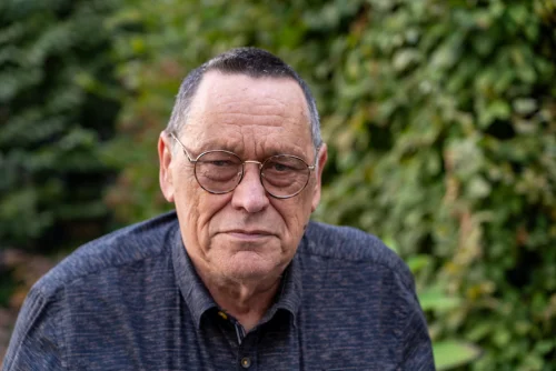 Peter Konrad lächelt in die Kamera. Er trägt&nbsp;eine Brille und ein dunkelblaues Hemd.&nbsp;