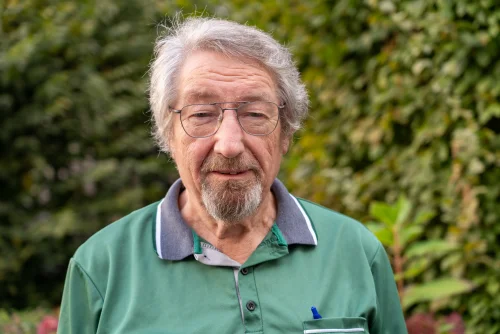 Thomas Meyer in Großaufnahme lächelt in die Kamera. Er trägt eine Brille und ein grünes Poloshirt.
