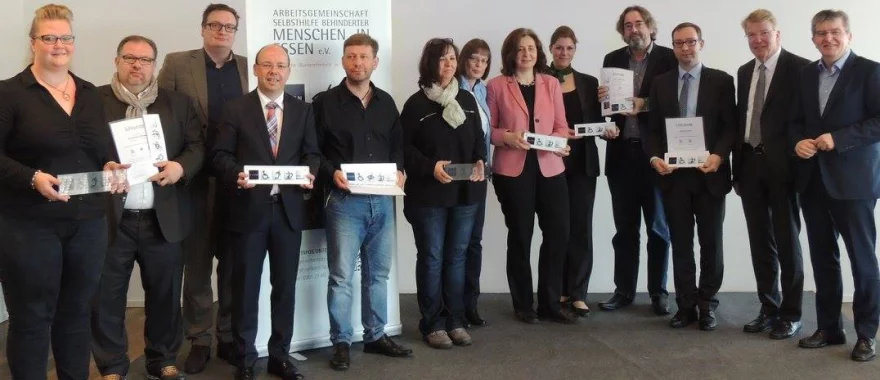 Alle mit dem Signet ausgezeichneten Vertreter*innen stehen nebeneinander und lächeln in die Kamera. 