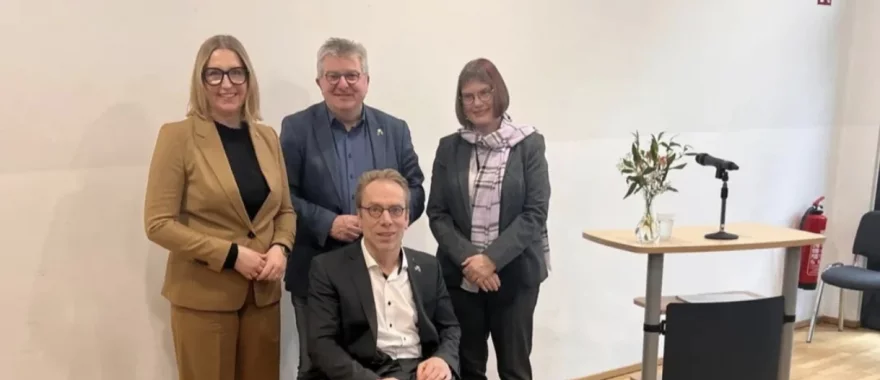 von links nach rechts hinten:&nbsp;Bürgermeisterin Julia Klewin, Stadtdirektor Peter Renzel, Vorstandsvorsitzende Angela Ströter und vorne: Vorsitzender des Inklusionsbeirates&nbsp;Ralf Bockstedte