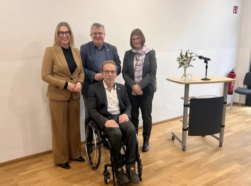 von links nach rechts hinten:&nbsp;Bürgermeisterin Julia Klewin, Stadtdirektor Peter Renzel, Vorstandsvorsitzende Angela Ströter und vorne: Vorsitzender des Inklusionsbeirates&nbsp;Ralf Bockstedte